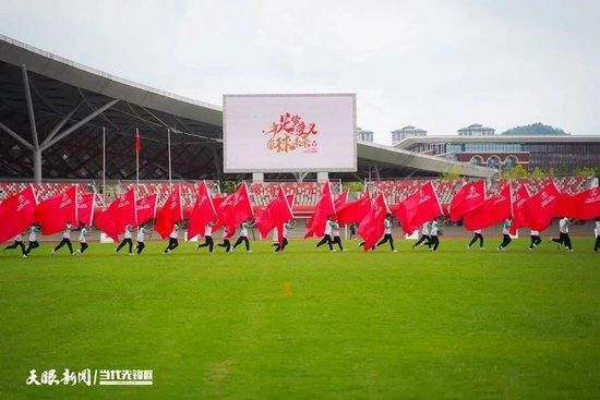 曼城vs热刺补时第4分钟，曼城快速反击时，哈兰德被踢倒，裁判第一时间示意比赛继续。